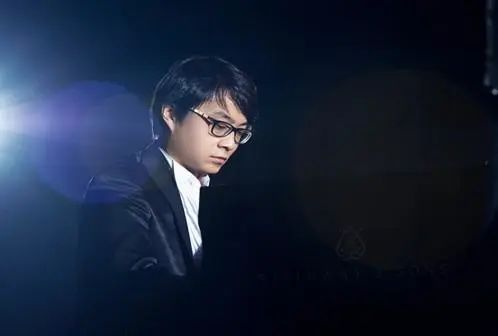 宋思衡的“宅抗疫” | 挑战主播、筹集口罩、闭关作曲，这位取消了20场演出的钢琴家原来这么忙！