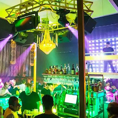 不朽情缘不朽情缘让夜店客与近邻在斯德哥尔摩的Underbara愉快相处